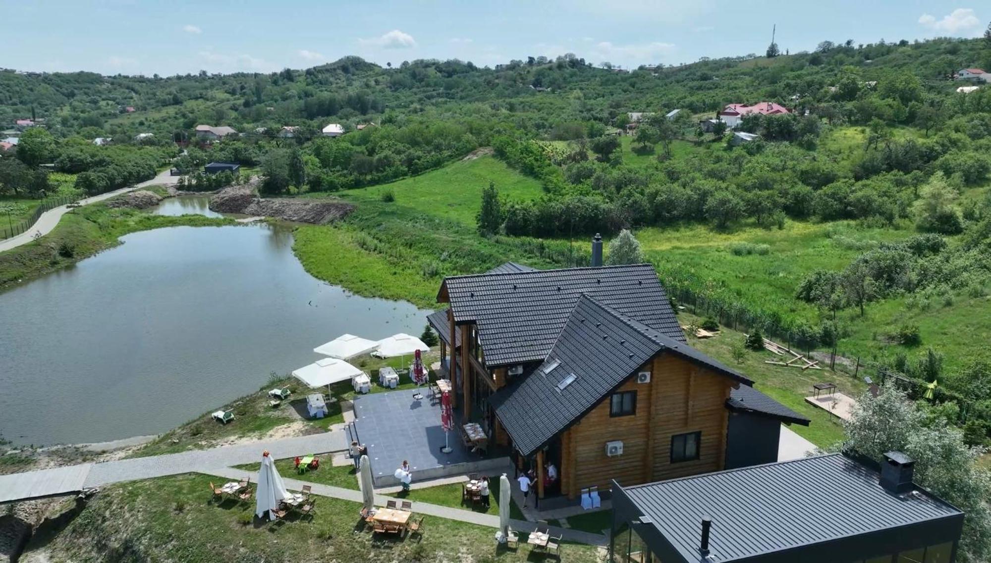 Mountain Lake Jbs Hotel Focşani Buitenkant foto